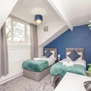 4-bed House - Sleeps 9 Free Parking & Wifi Holiday home
